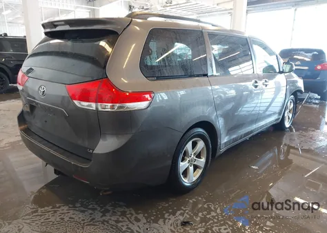 2011 Toyota Sienna Le V6 z USA, uszkodzony, nr VIN 5TDKK3DC8BS048161